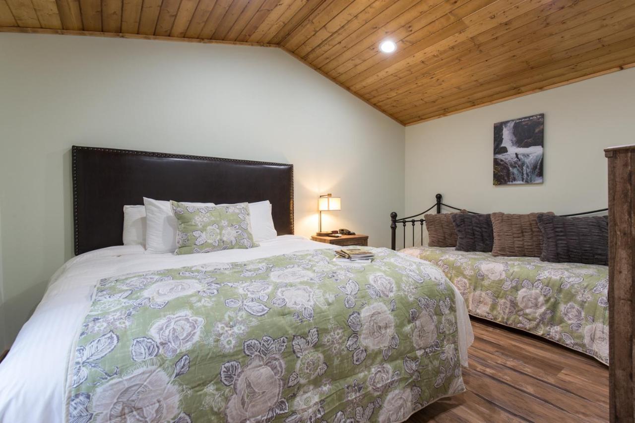 Woodland Lodge *
